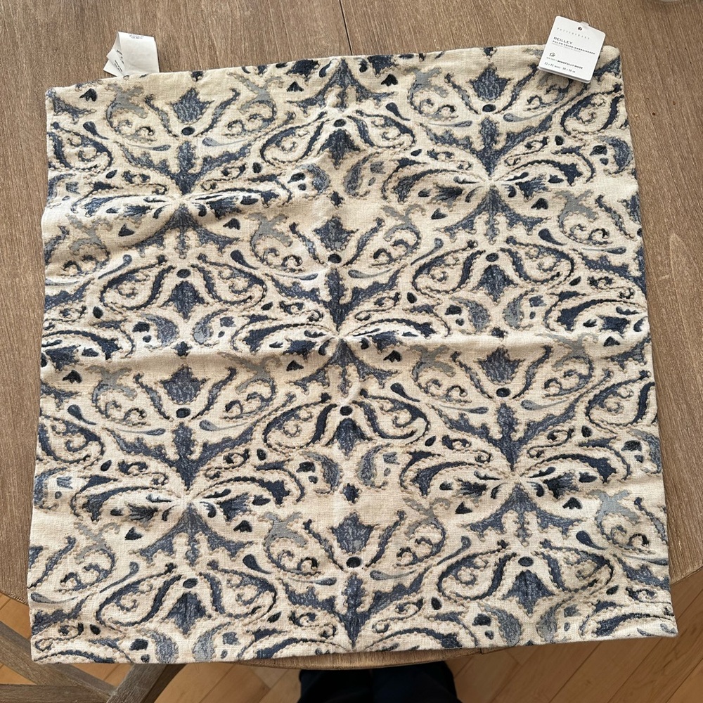 PB NWT Reilly 22x22 pillow cover